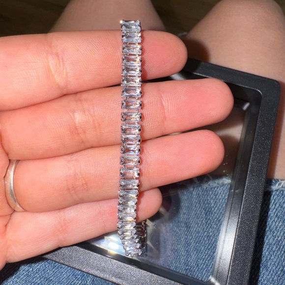 Cubic Zirconia Clear Crystal Tennis Bracelet - Classic Sparkle New - Picture 4 of 4